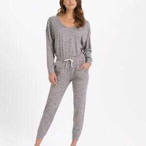 Vuori NWT Women's Clay Grey long sleeve romper jogger Loungewear Set